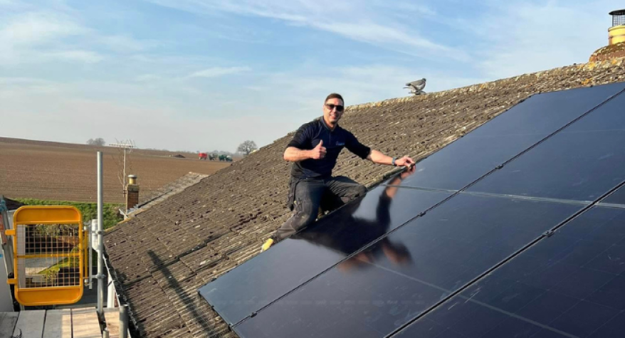 Do solar panels work in a power cut?